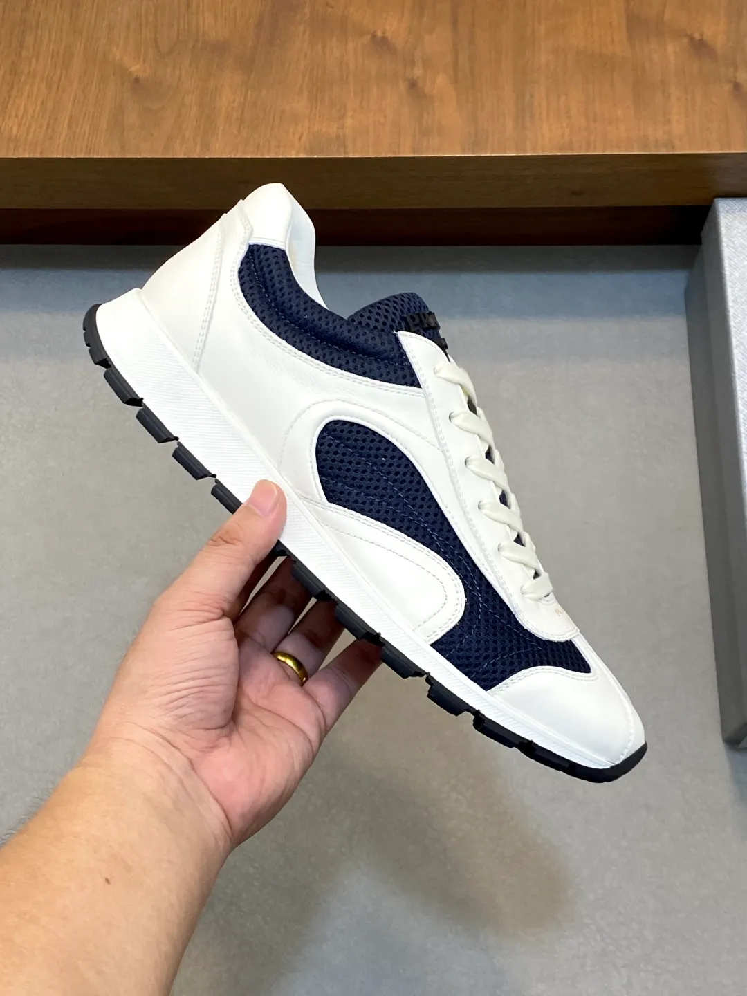 Men's shoes 💰740 Prada men's new lace-up sports and casual shoes. This upper is made of imported calfskin stitching. The tongue is P's classic bronzing lougou. The lining is made of calfskin for the feet. The outsole is made of non-slip sports exclusive rubber outsole with logo. It feels good on the foot. It is fashionable and fashionable. It has a standard sports version and looks very good on the foot! Comes with original box and dust bag! L leather shoe size: 39/40/41/42/43/44 original box packaging + dust bag